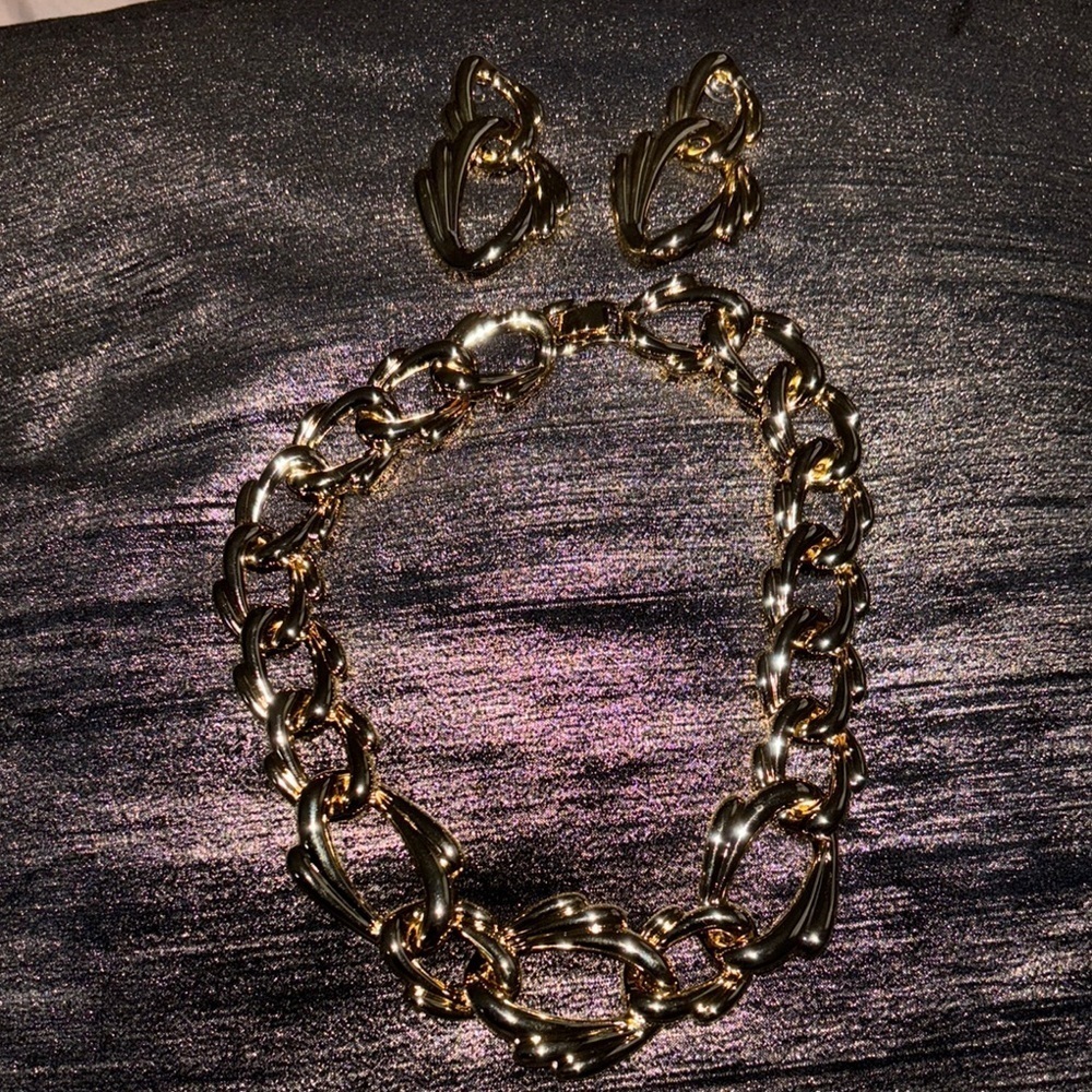 Elegant Gold Tone chunky  Chain Necklace and Earring Set